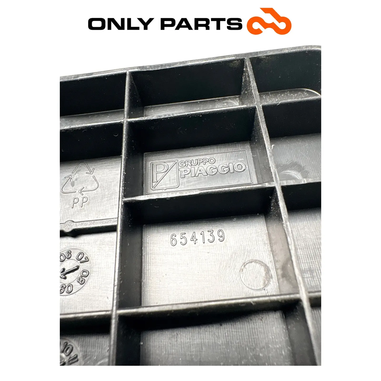 Cover supporto base batteria 654139 Piaggio Beverly  300cc usato — foto reale 2