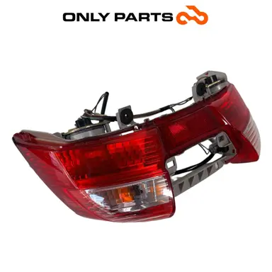 Fanale posteriore Suzuki Burgman 400cc 2004 Grigio usato — foto reale 3