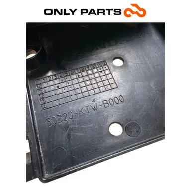 Protezione Cablaggio Vaschetta Telaio Honda SH 300 2011 OEM 50320-KTW-B000 Honda SH 300cc 2011 Grigio usato — foto reale 6