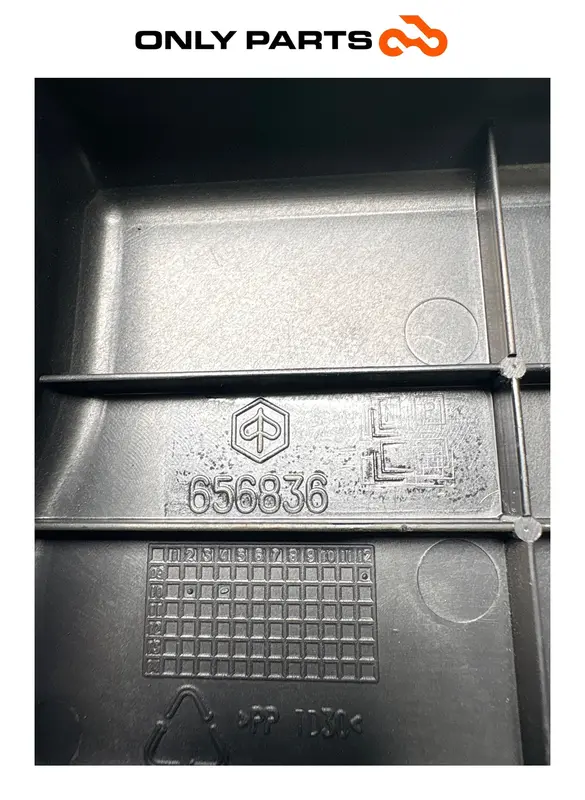 COPERCHIO SPORTELLINO VANO BATTERIA NERO PIAGGIO BEVERLY 300 2010 / BATTERY LID — 2