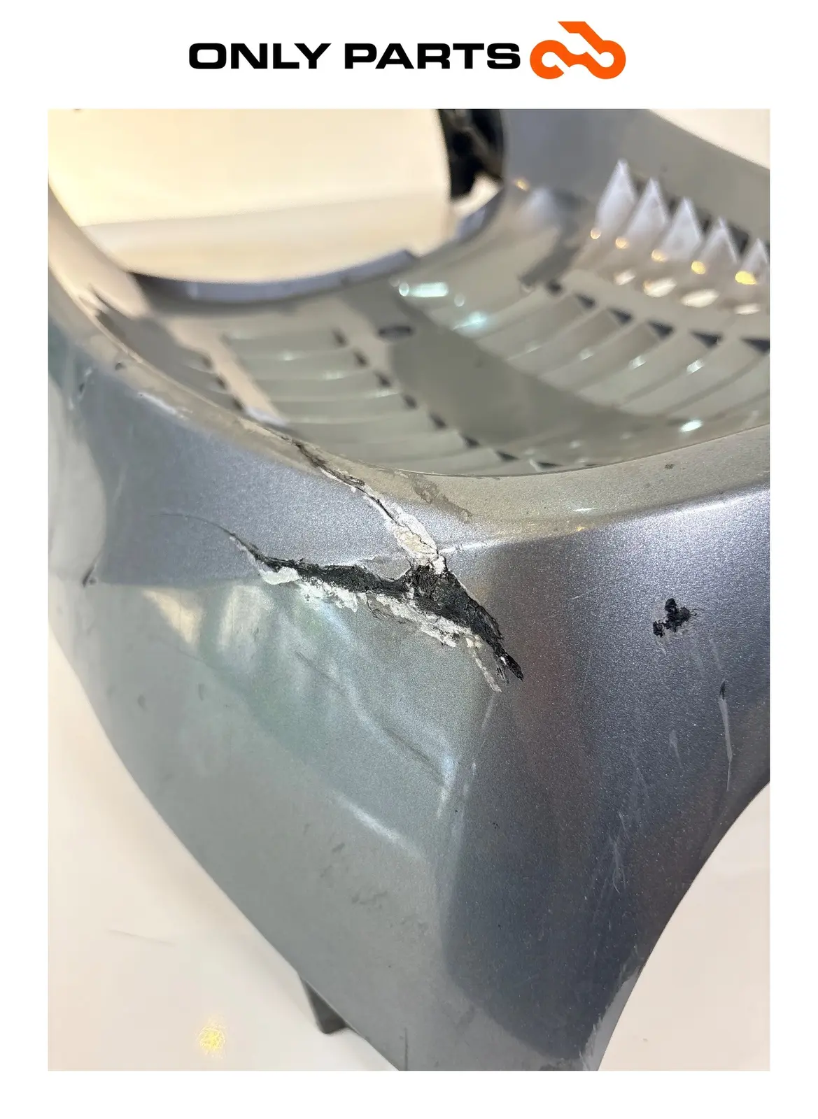 Carena Scudo Anteriore Inferiore Con Griglia Honda SH 300 2011 64302-KTW-B000 Honda SH 300cc 2011 Grigio usato — foto reale 2
