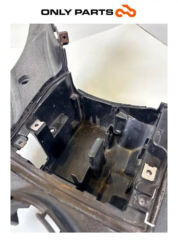 PEDANA POGGIAPIEDI CENTRALE CON VANO E SPORTELLO HONDA SH 300 2011 / FLOOR STEP — 2
