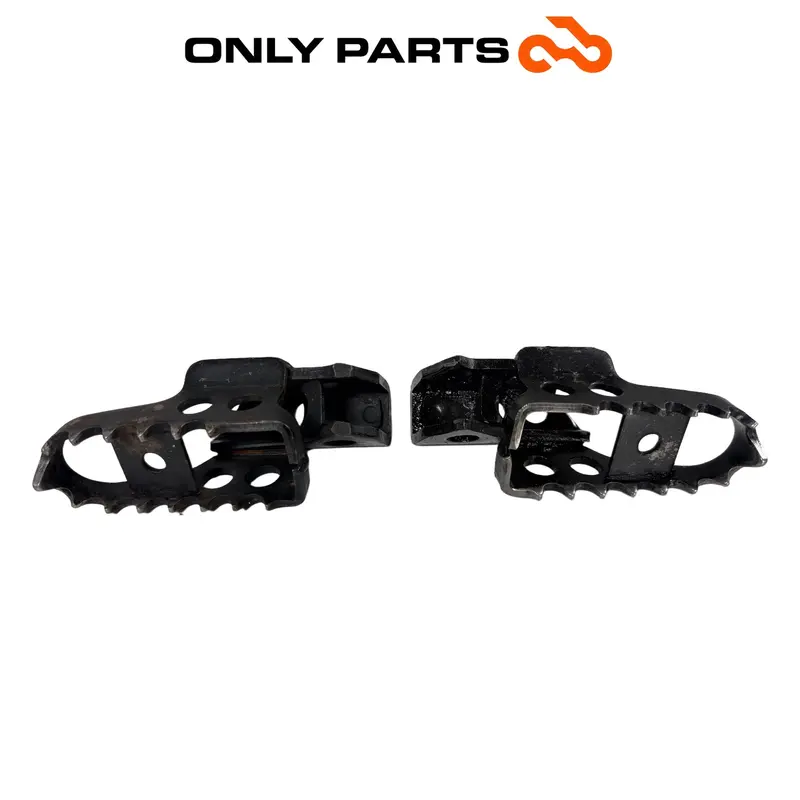COPPIA PEDANE POGGIAPIEDI PILOTA CON MOLLE E PERNI YAMAHA DT 125 2005 / FOOTPEGS — 2