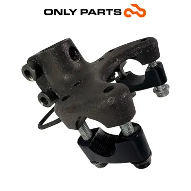 Staffa supporto sterzo / manubrio Suzuki Burgman 400cc 2004 Grigio usato — foto reale 2