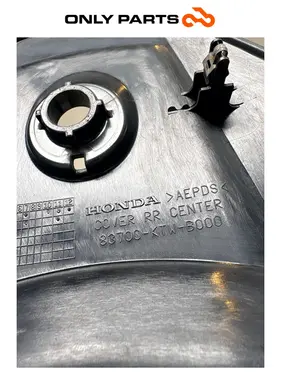 Cover Centrale Posteriore Tappo Serbatoio Honda SH 300 2011 OEM 83700-KTW-B000 Honda SH 300cc 2011 Grigio usato — foto reale 7