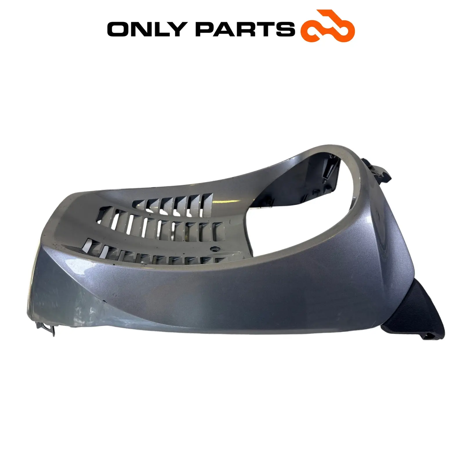 Carena Scudo Anteriore Inferiore Con Griglia Honda SH 300 2011 64302-KTW-B000 Honda SH 300cc 2011 Grigio usato — foto reale 3