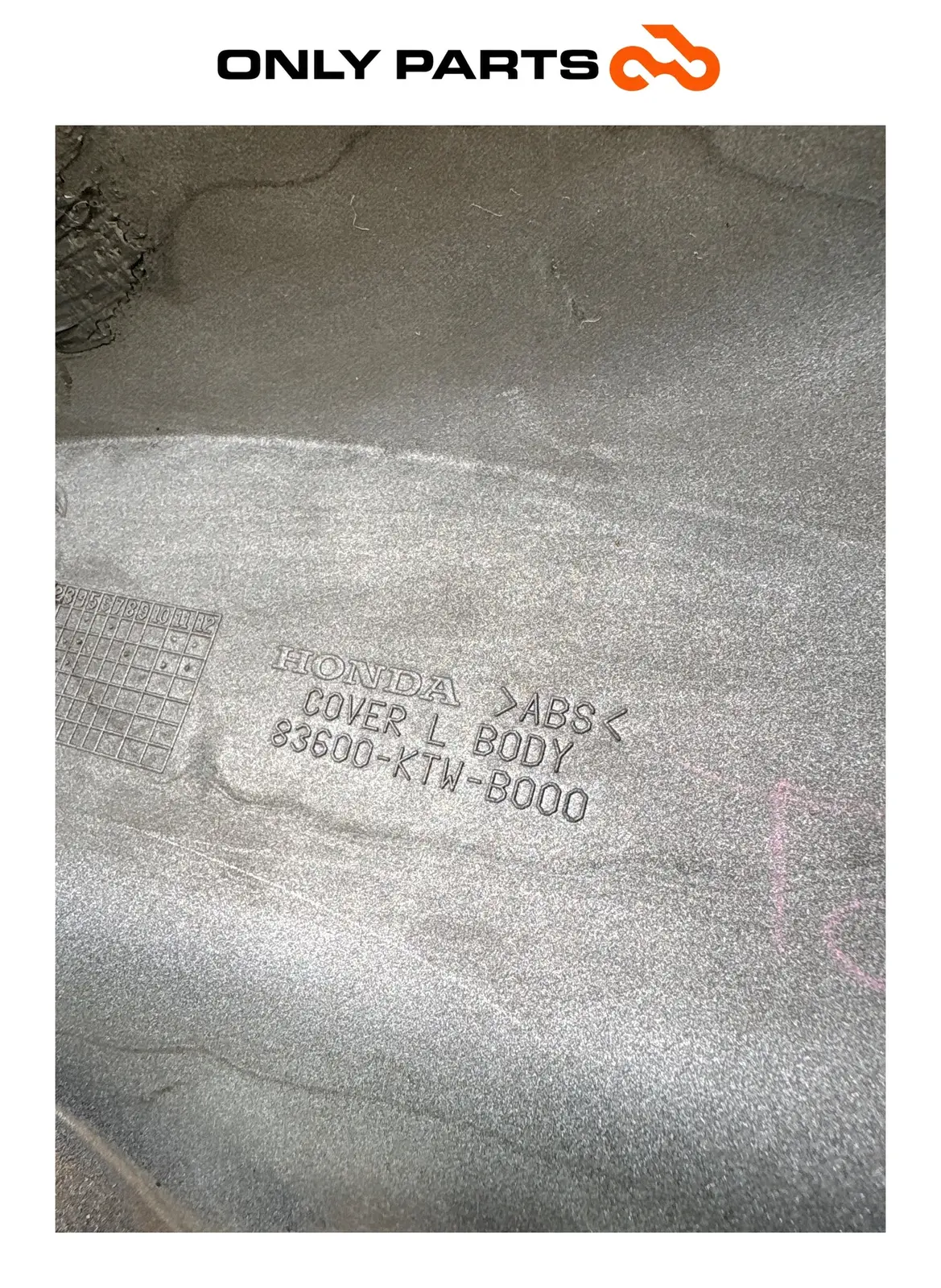 Carena Fiancata Posteriore Sinistra Grigio Honda SH 300 2011 OEM 83600-KTW-B000 Honda SH 300cc 2011 Grigio usato — foto reale 10