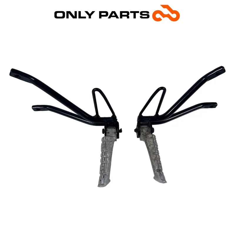 COPPIA PEDANE POGGIAPIEDI PASSEGGERO CON STAFFE TELAIO YAMAHA DT 125 2005 / PEGS — 2