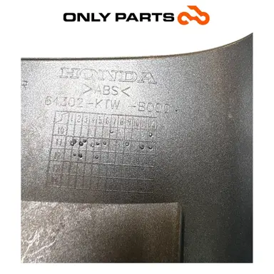 Carena Scudo Anteriore Inferiore Con Griglia Honda SH 300 2011 64302-KTW-B000 Honda SH 300cc 2011 Grigio usato — foto reale 14