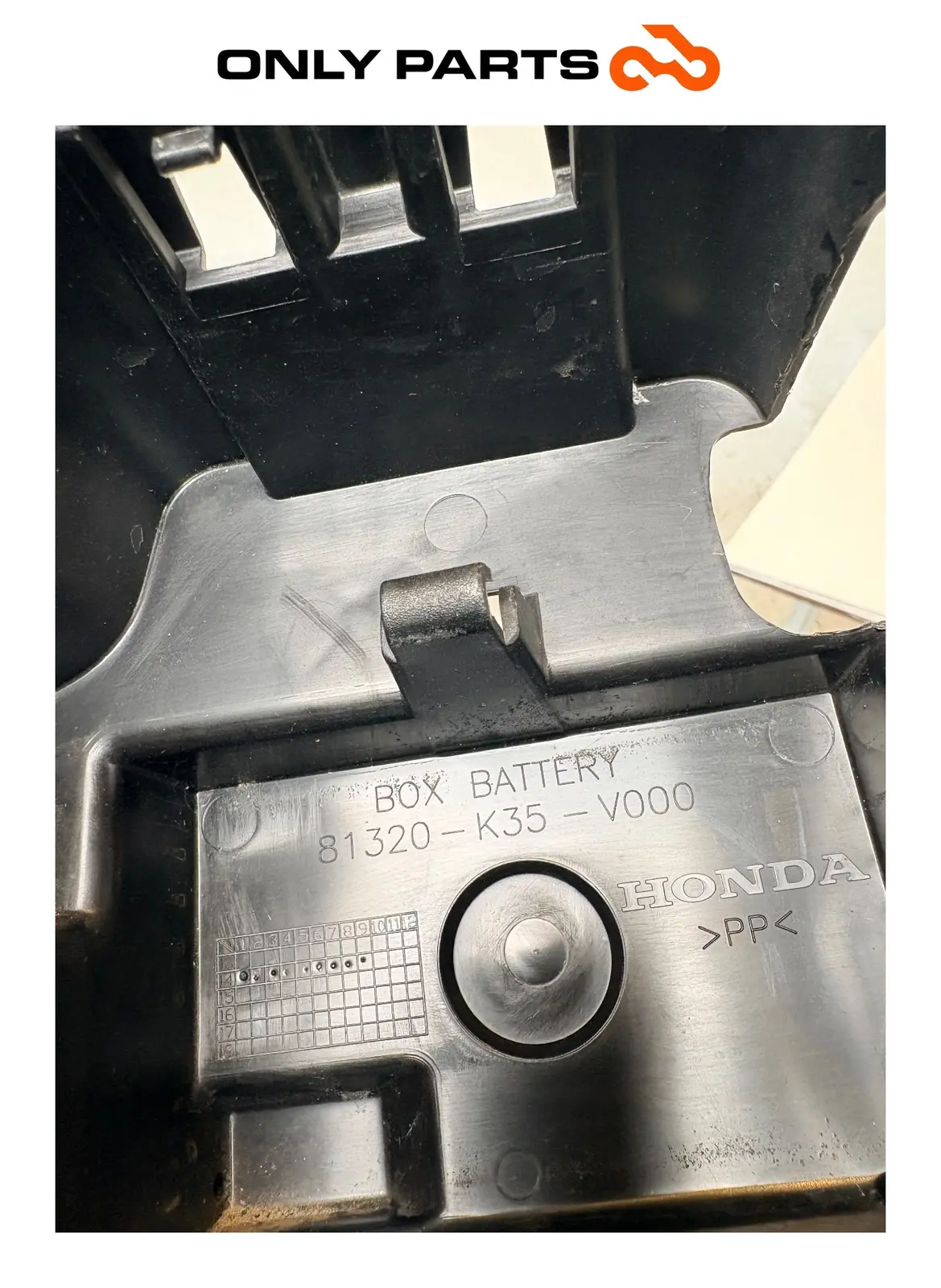 VANO BATTERIA HONDA PCX 125 2014 81320-K35-V000 SCATOLA BATTERY BOX ORIGINALE Honda PCX 125cc usato — foto reale 8