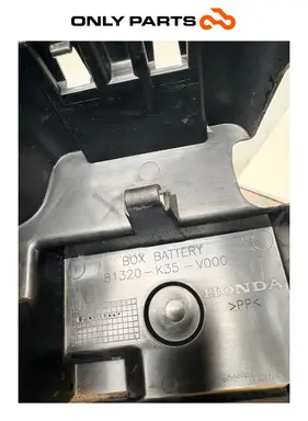 VANO BATTERIA HONDA PCX 125 2014 81320-K35-V000 SCATOLA BATTERY BOX ORIGINALE Honda PCX 125cc usato — foto reale 8