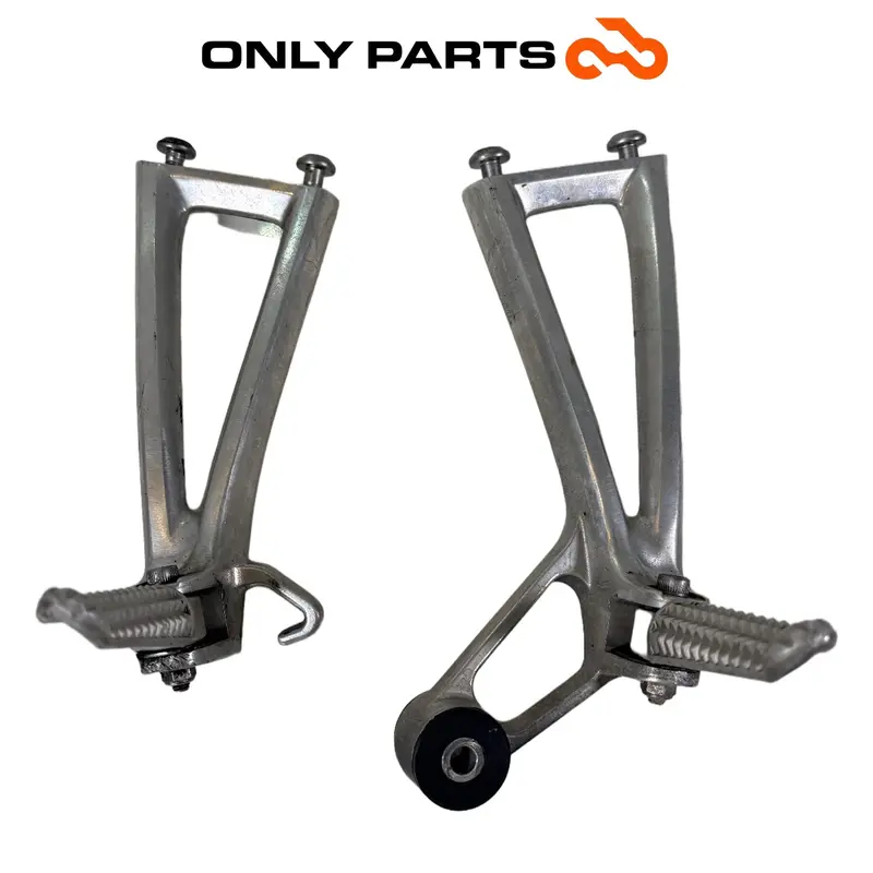 COPPIA PEDANE POGGIAPIEDI PASSEGGERO COMPLETE YAMAHA YZF-R6 2005 / REAR PEGS SET — 4