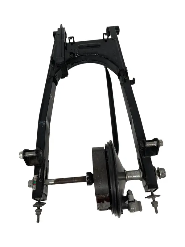FORCELLONE POSTERIORE + PERNO RUOTA HONDA CBF 125 2009 / REAR SWINGARM OEM — 2