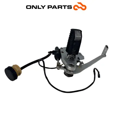 Pedana destra con pompa freno posteriore e pedale (rear master cylinder) BMW R 850 R 1997 BMW R 850 R usato — foto reale 4