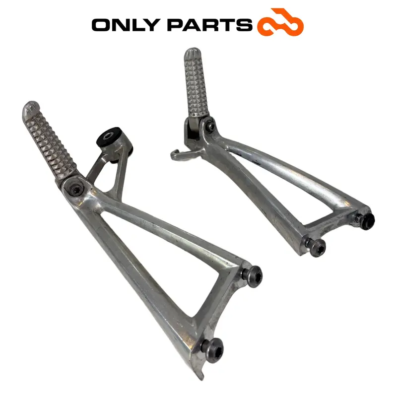 COPPIA PEDANE POGGIAPIEDI PASSEGGERO COMPLETE YAMAHA YZF-R6 2005 / REAR PEGS SET — 2