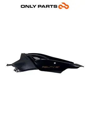 Carena Posteriore SX Fianco Kymco Agility R16+ 125 2015 83600-ALJ8-E000 Body Kymco Agility R16+ 125cc 2015 Nero usato — foto reale 2