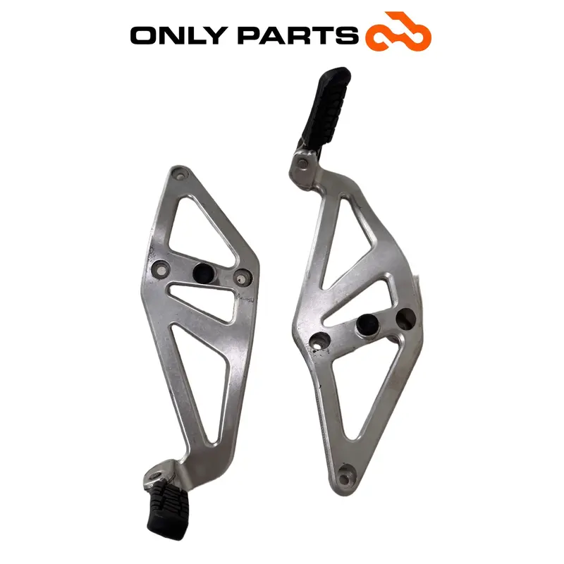 COPPIA PEDANE PASSEGGERO KTM SUPER DUKE 990 2006 REAR FOOTPEGS OEM 61003049000 — 2